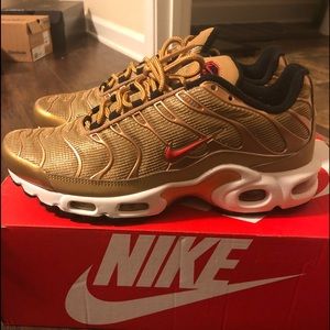 Women’s Air max plus (gold)